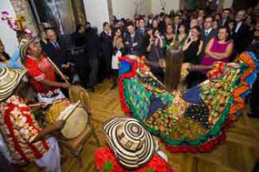 Una muestra del rico folklore colombiano de la región de Cartagena de Indias hizo las delicias de los asistentes a la recepción
